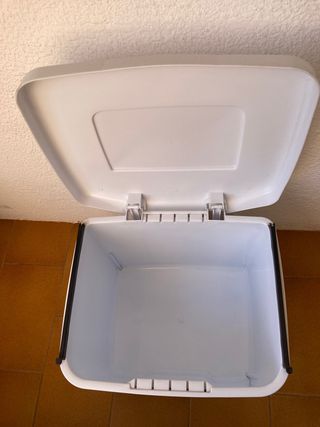 Cubo basura blanco con pedal, de plástico.