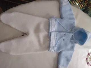 Conjunto bebé punto azul y blanco