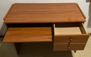 Escritorio madera con cajones y bandeja
