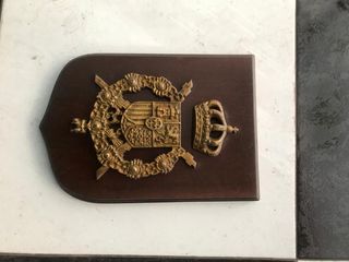 Metopa con escudo y corona