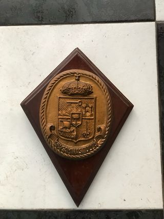 Metopa con escudo y corona