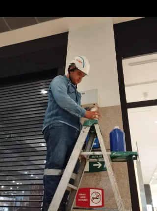 Busco trabajo como peón se pintar, electricidad