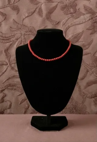 Gargantillas en tonos corales y hueso