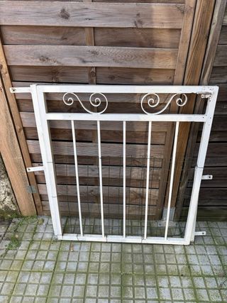 Puerta de hierro blanca con barrotes