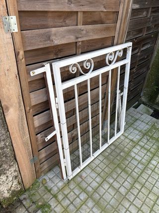 Puerta de hierro blanca con barrotes