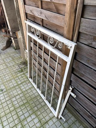 Puerta de hierro blanca con barrotes