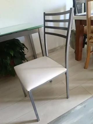 Mesa de cocina extensible de vidrio templado.