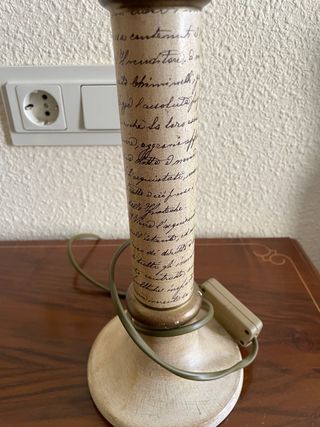 Lámpara de mesa diseño caligráfico