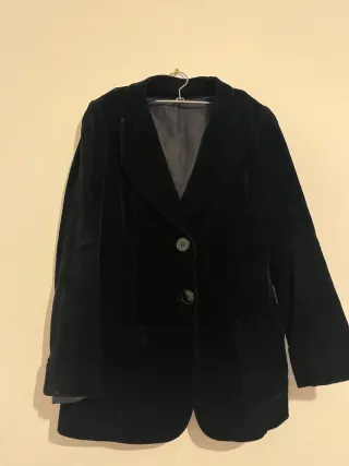 Americana negra de terciopelo