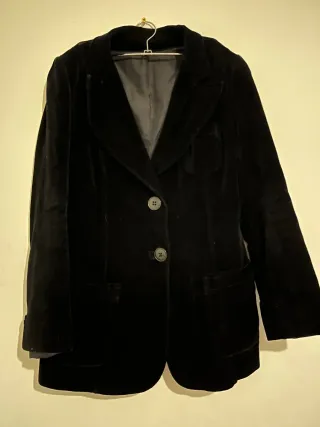 Americana negra de terciopelo