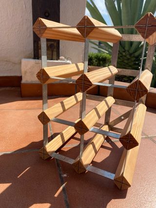 Estante para vinos de madera y metal