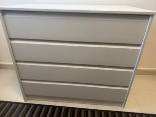 Cajonera gris y blanca