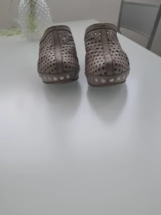 Zuecos de tacón con tachuelas