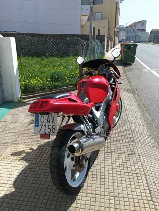 Yamaha FZR 600 Roja.
