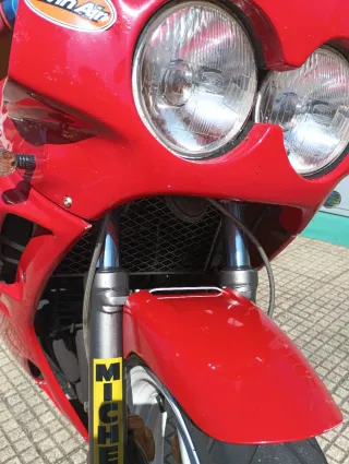 Yamaha FZR 600 Roja.