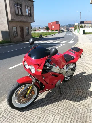 Yamaha FZR 600 Roja.