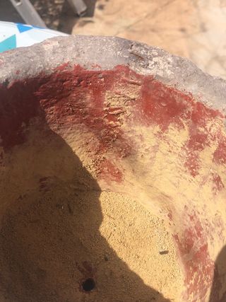 Portavasi in cemento con figura di angelo