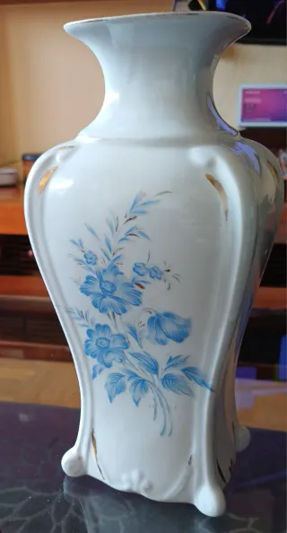Jarrón de cerámica antiguo con flores azules