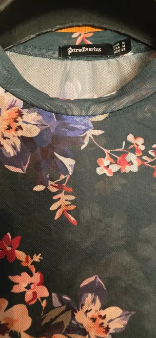 Camiseta verde de flores - ZARA