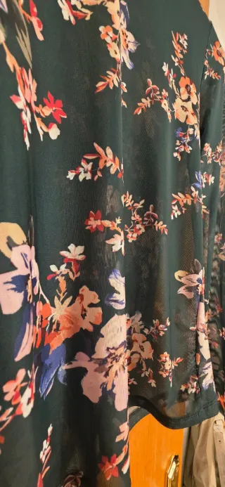 Camiseta verde de flores - ZARA