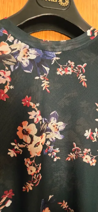 Camiseta verde de flores - ZARA