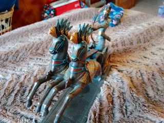 Figura Ramsés con carro y caballos