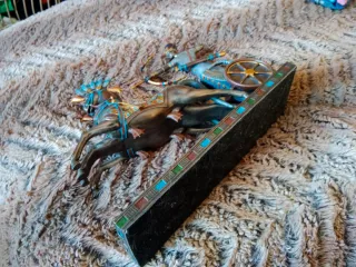 Figura Ramsés con carro y caballos