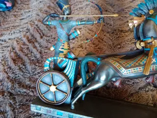 Figura Ramsés con carro y caballos
