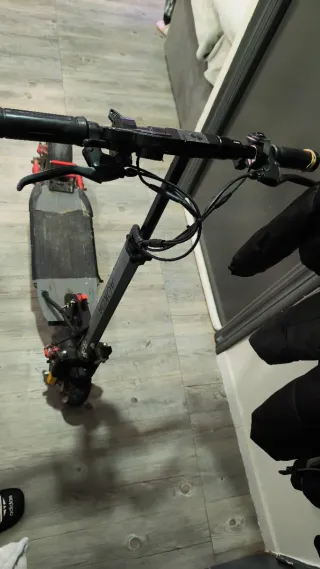 Patinete eléctrico con luces LED