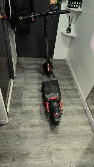 Patinete eléctrico con luces LED