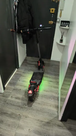 Patinete eléctrico con luces LED