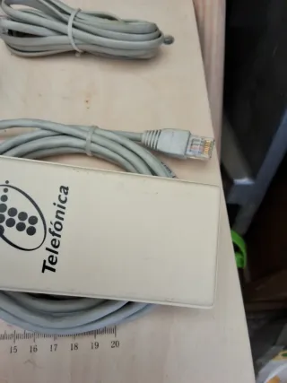 Cableado de teléfono beige y gris