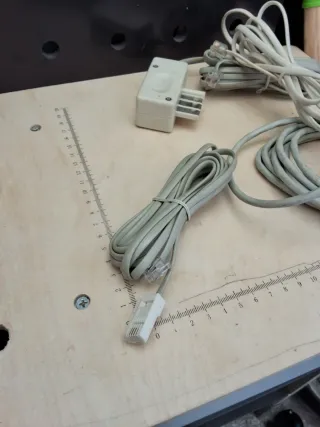 Cableado de teléfono beige y gris