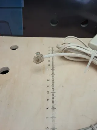 Cableado de teléfono beige y gris