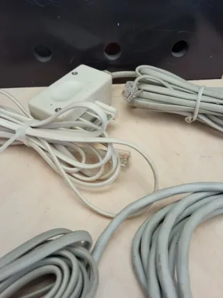 Cableado de teléfono beige y gris