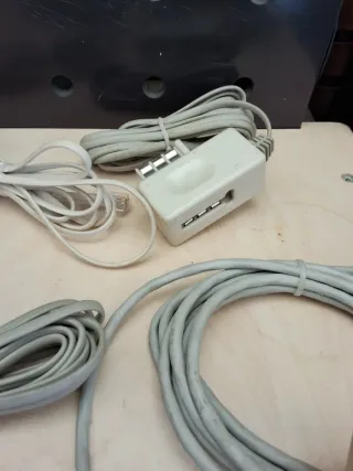 Cableado de teléfono beige y gris