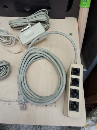 Cableado de teléfono beige y gris