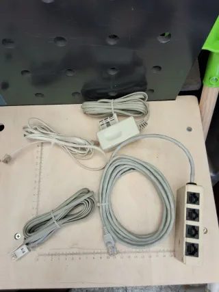 Cableado de teléfono beige y gris