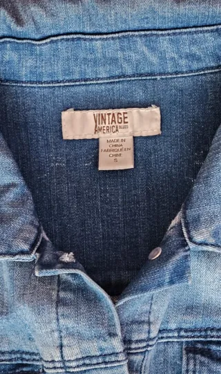 Cazadora vaquera con bordado floral