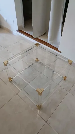 Mesa centro acrílico y metal dorada