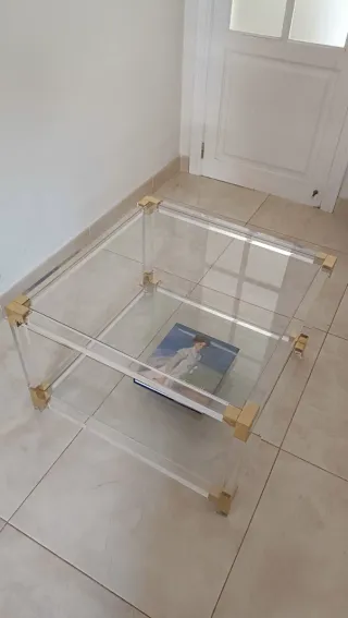 Mesa centro acrílico y metal dorada