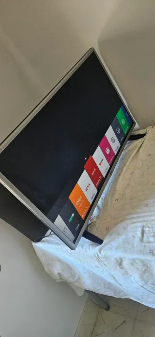 Televisor LG Negro y Plateado