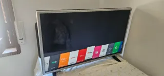 Televisor LG Negro y Plateado