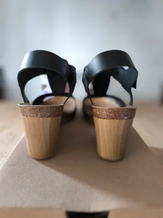 Sandalias piel cuña Kickers negras