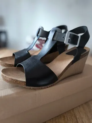 Sandalias piel cuña Kickers negras