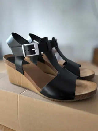 Sandalias piel cuña Kickers negras