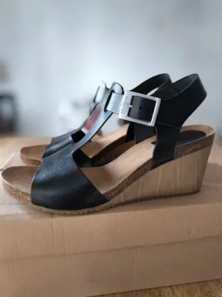 Sandalias piel cuña Kickers negras