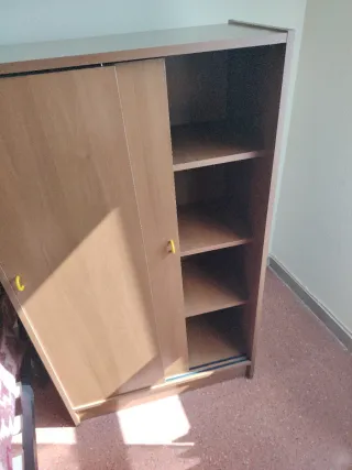 Estantería de madera marrón