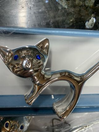 Figura gato plateada  con ojos azules !!!