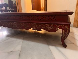 Mesa baja oriental lacada rojo y oro · Anticuario